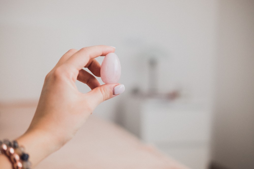 do hormones affect pelvic floor